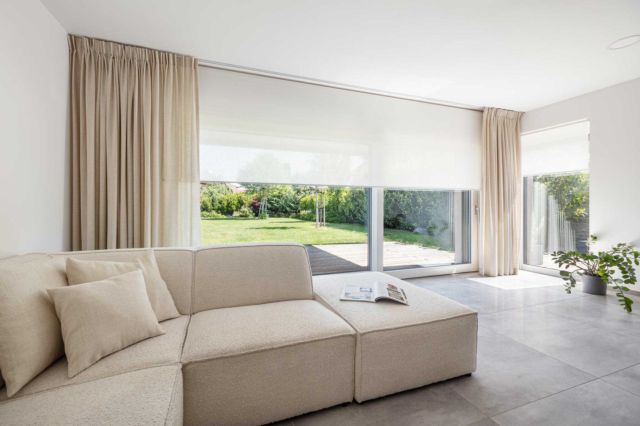 Screeny, závěsy, rolety: jak kombinovat stínění