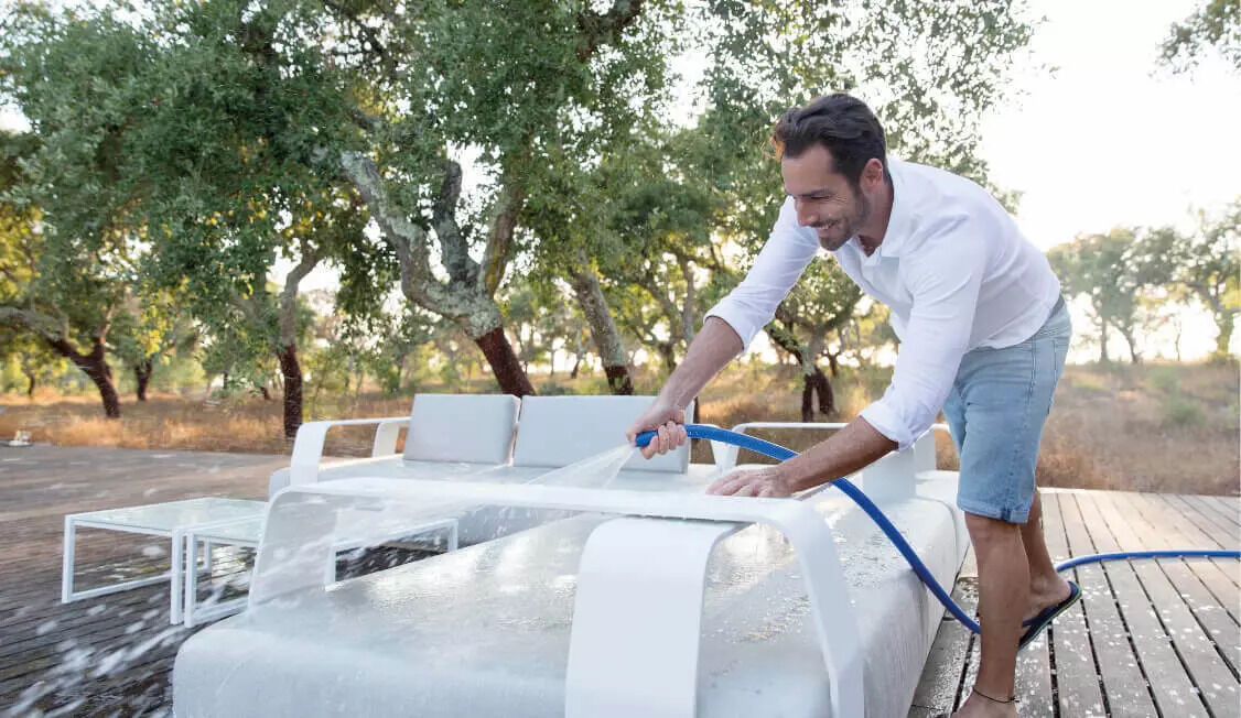 Připravte svou terasu na sezónu: Praktické tipy pro snadnou údržbu venkovního nábytku