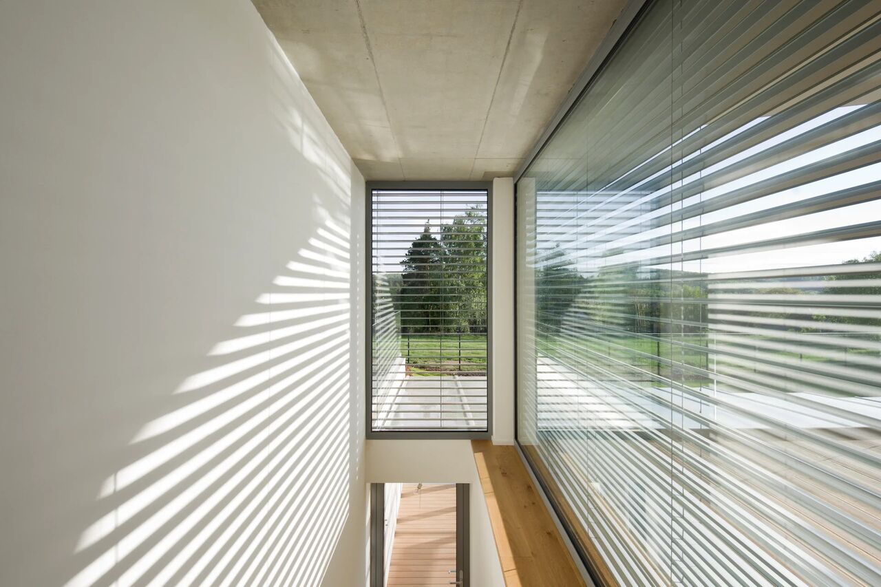 Bydlení plné světla: Jak vybrat stínění, které si zamilujete