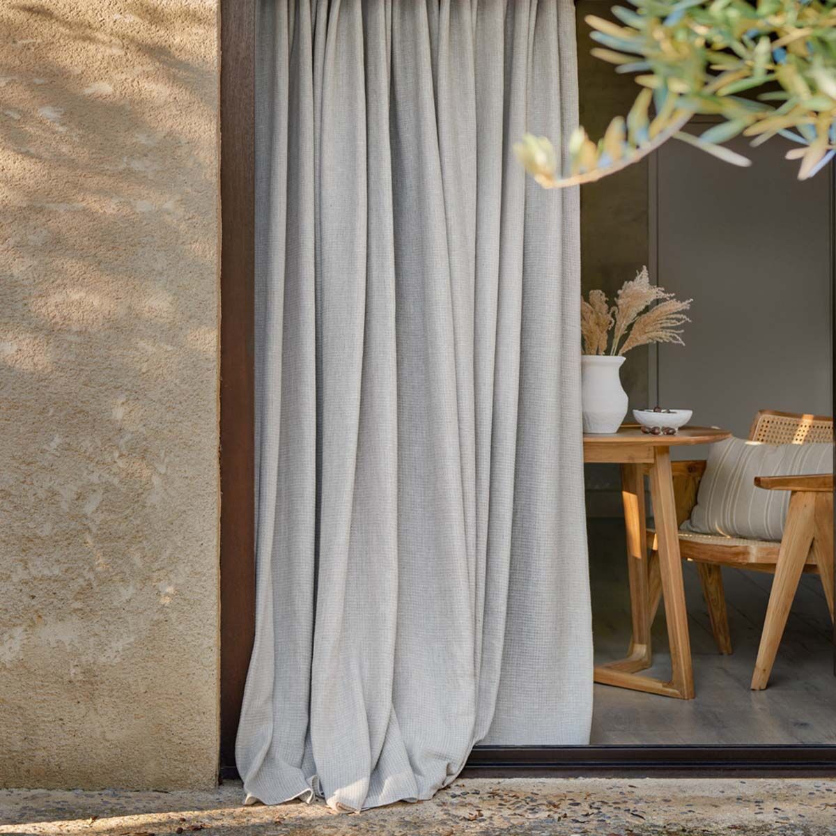 Len ve vašich oknech: nadčasový materiál, který dýchá s prostorem