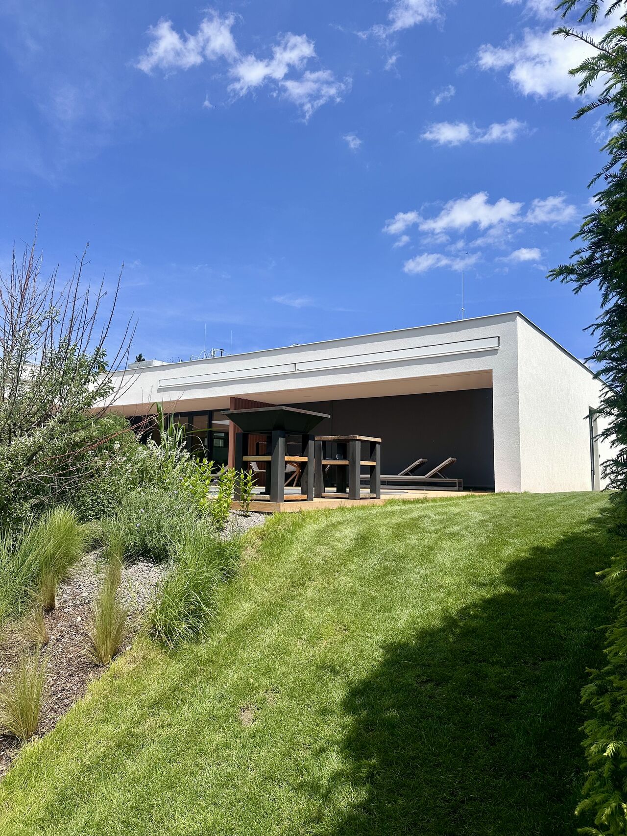 Integrované markýzy v minimalistické architektuře