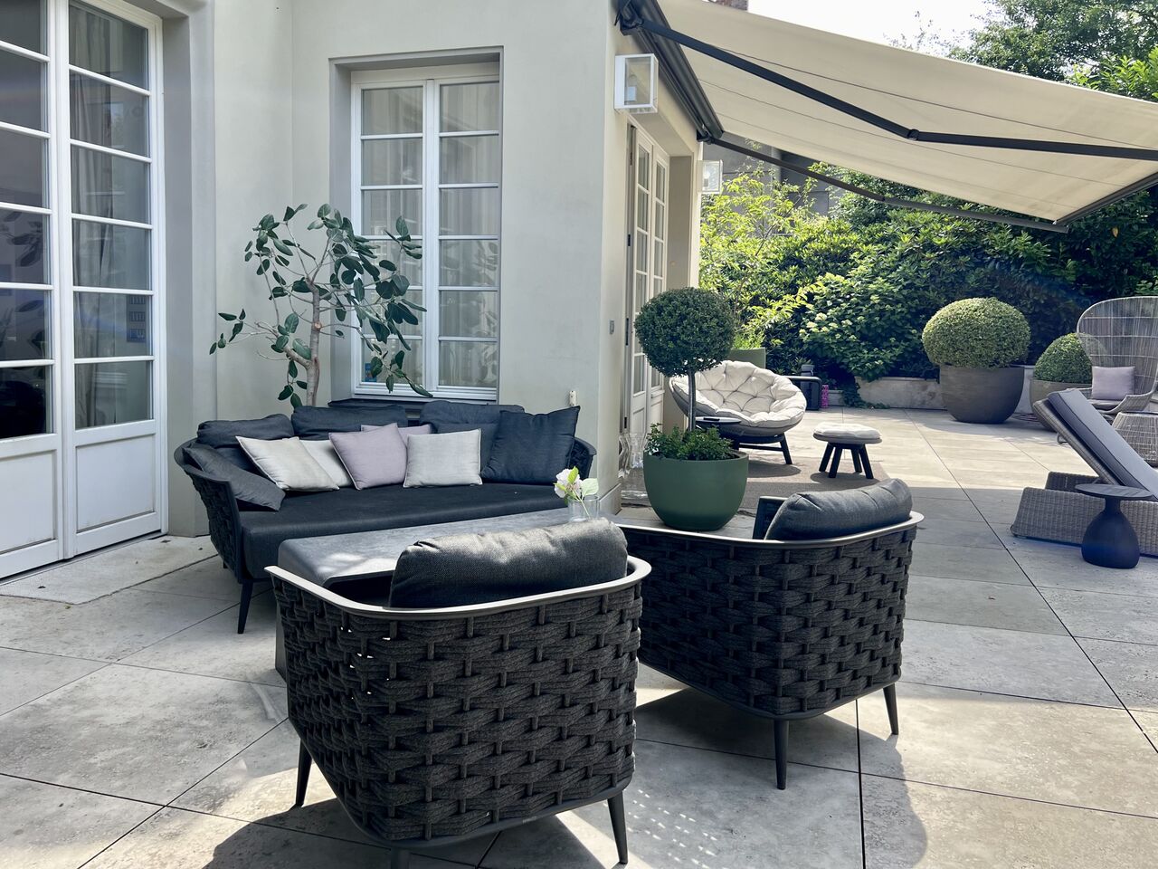 Terasa rodinné vily s vrstveným stíněním a nábytkem