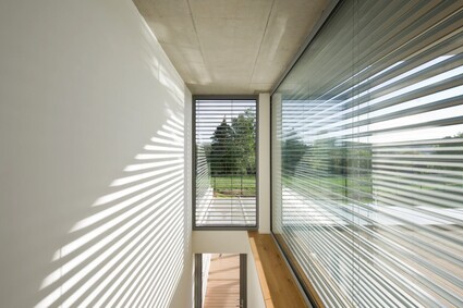 Bydlení plné světla: Jak vybrat stínění, které si zamilujete