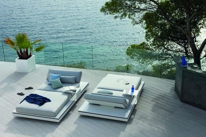 Venkovní postele: Luxusní relaxace pod širým nebem