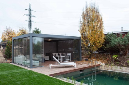 Pergola s venkovní kuchyní u bazénu