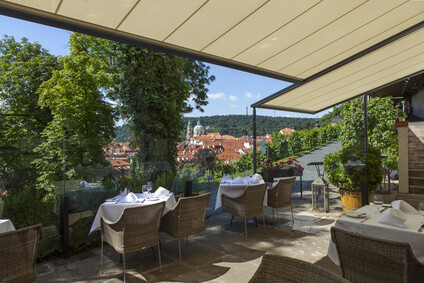 Látková pergola pro restauraci Villa Richter