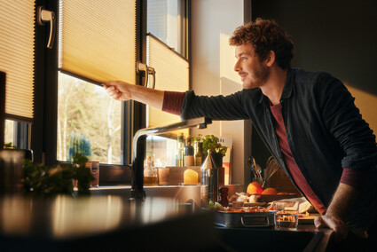 Interiérové stínění v praxi: Plissé, Duette, Twinrollo, římská vs. klasická roleta