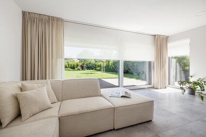 Screeny, závěsy, rolety: jak kombinovat stínění